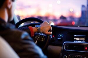 Photo d'illustration d'un jeune homme conduisant une voiture